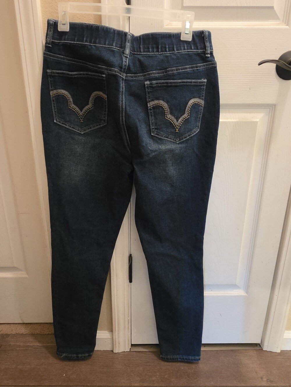 Women's Dark Wash Stretch Jeans - Classic Back Pocket Detail